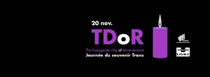 Une bougie violette sur fond noir